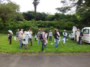 第2回自然観察会 講師のお話を聞いています