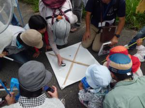 第2回自然観察会 小さい昆虫を観察しています