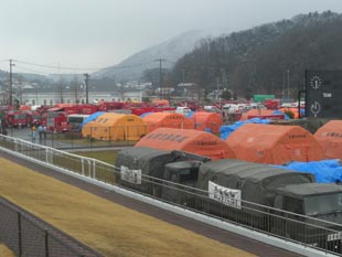 全国から集まった緊急消防援助隊と自衛隊(石巻市総合運動公園)