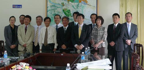 フエ市人民委員会の皆さんと(前列左から4番目がフエ市長)の写真