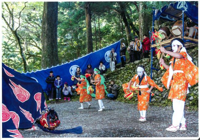 27入選(吉岡英雄)山里の祭り