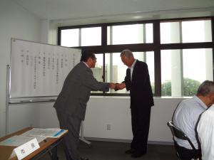 市長から会長へ諮問書の手交