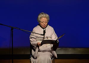 竹田 美喜氏の朗読中の写真