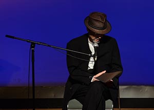 新井 満氏の朗読中の写真