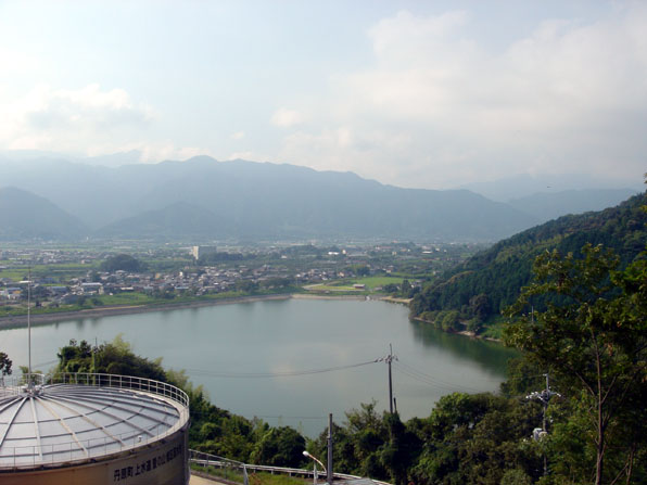 愛ノ山から「兼久の大池」を望む(丹原町高松)写真