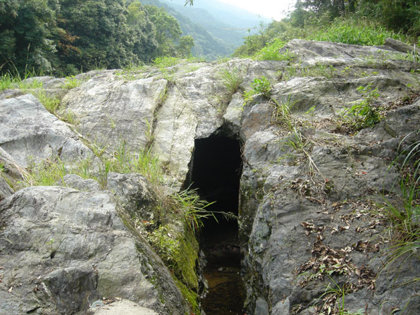 越智喜三左衛門が造った劈巌透水路(丹原町来見)の写真