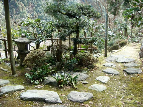 極楽寺 三帰庵(さんきあん)の蹲踞(つくばい)の中にある水琴窟