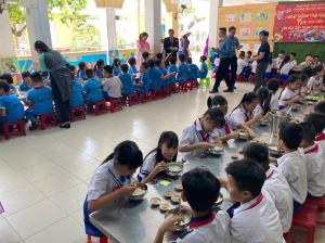 フエ市フーカット小学校訪問(4月27日)