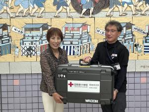 日赤愛媛県支部　平野課長から西条市地区赤十字奉仕　野田委員長へ