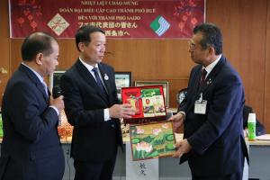 フエ市から記念品贈呈
