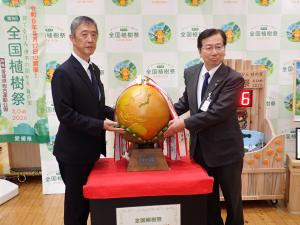 植樹祭　イベント　地球儀　受け渡し