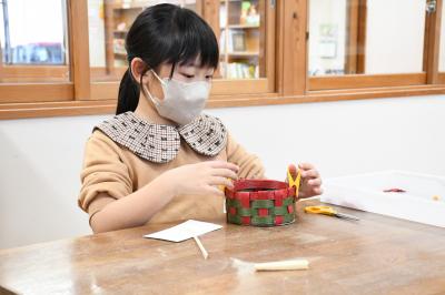 内側に巻く