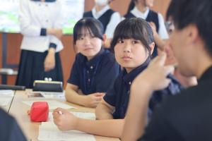 意見に聞き入る