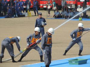 ポンプ車の部 第1線放水中